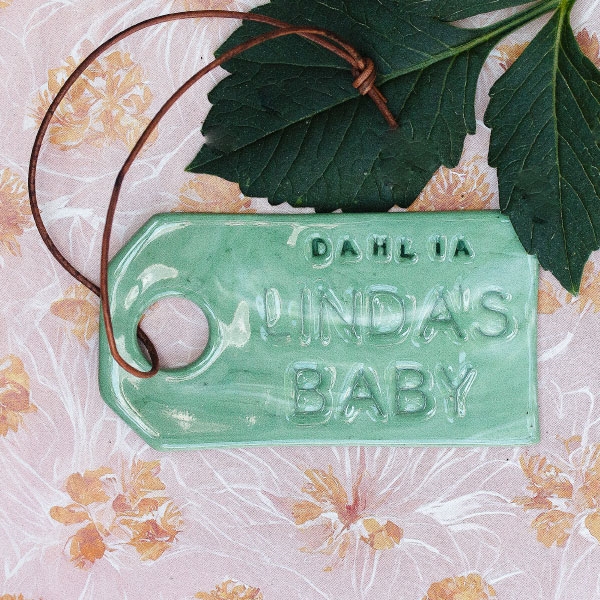 Dahlia Linda\'s Baby - Keramik planteskilt